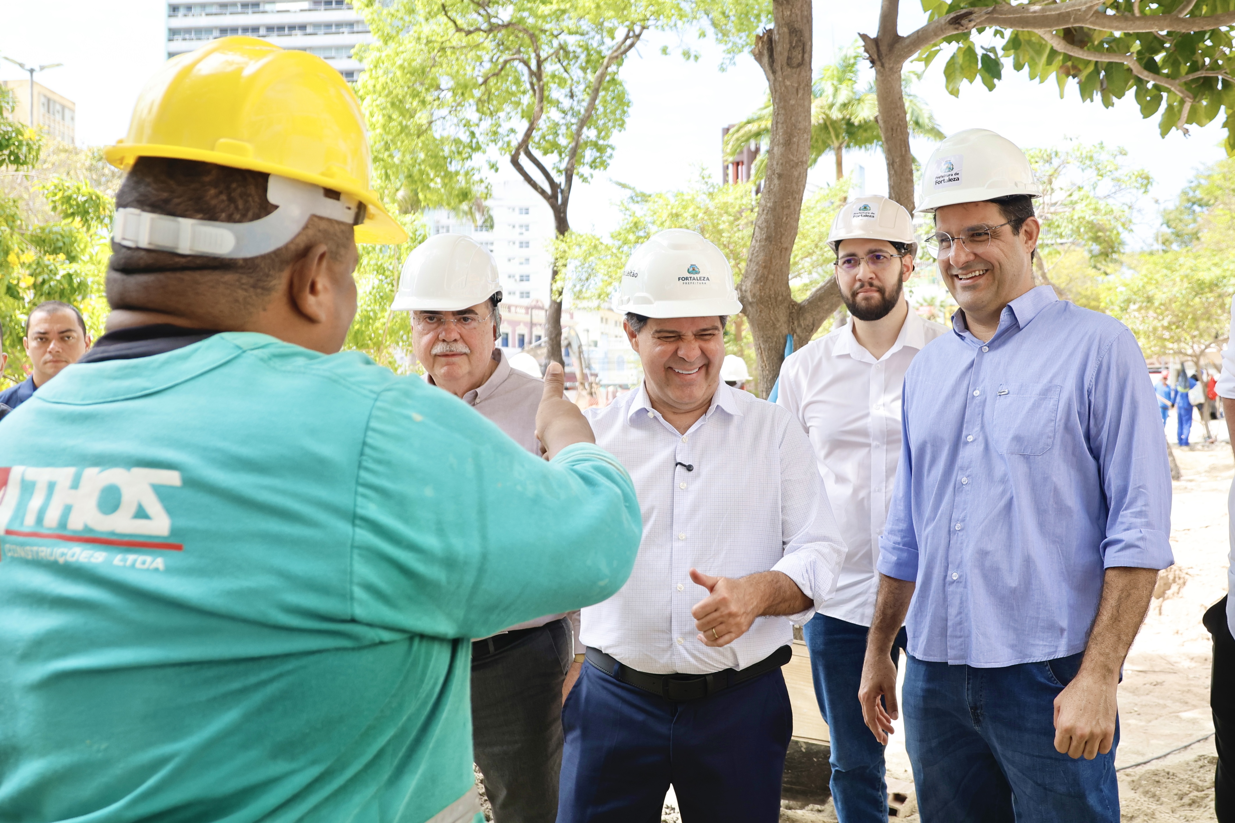 prefeito cumprimenta um operário no canteiro de obras da Praça do Ferreira